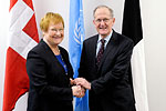 Presidentti Halonen ja YK:n yleiskokouksen puheenjohtaja Joseph Deiss. Kuva: UN Photo/Evan Schneider 